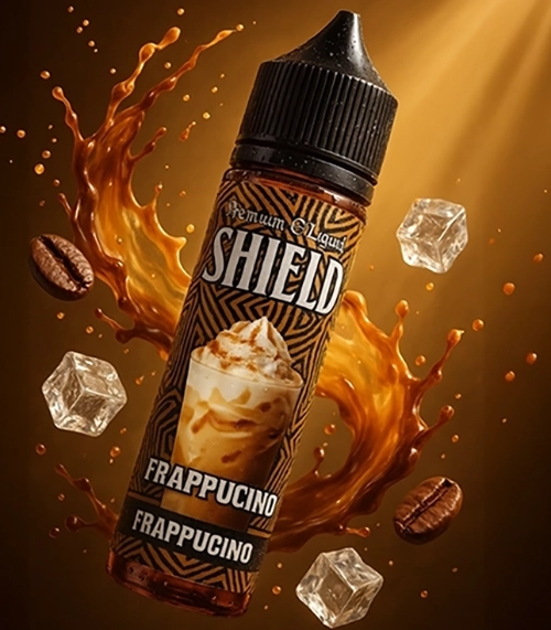 ليكويد Shield Frappuccino – نكهة قهوة مثلجة بالكريمة والكراميل – الزجاجة بتطير في خلفية مليانة قهوة ساقعة، تلج، وحبوب بن