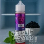 زجاجة Pink Mint من The Panther Series Ice واقفة داخل رف تلاجة مشبر، بجوار ورق نعناع ومكعبات ثلج وطبق بلاك كارنت، بتصميم لامع يظهر وجه بانثر وردي – Pink Mint نكهة نعناع مع توت أسود بارد.