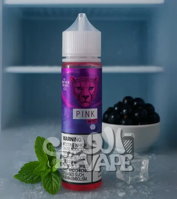زجاجة Pink Mint من The Panther Series Ice واقفة داخل رف تلاجة مشبر، بجوار ورق نعناع ومكعبات ثلج وطبق بلاك كارنت، بتصميم لامع يظهر وجه بانثر وردي – Pink Mint نكهة نعناع مع توت أسود بارد.